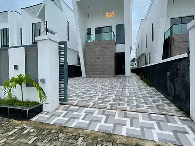 Lovely Finished 5 Bedroom Fully Detached Duplex with BQ and Pool — Lekki, Lagos