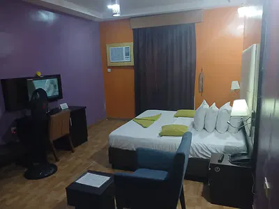 19 Rooms Hotel with Bar and Swimming Pool and Parking Space for 10 Car — Sobo, Ikeja GRA, Ikeja, Lagos