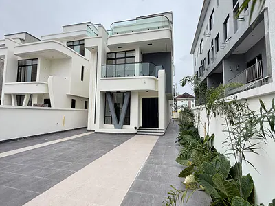 Tastefully Finished 5 Bedroom Duplex with En-Suite Bedroom, BQ, Pool. — Lekki, Lagos