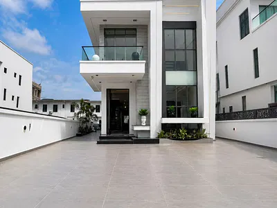 Lovely 5 Bedroom Duplex with a Pool, BQ, Cinema — Lekki, Lagos