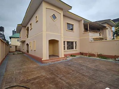 Luxurt 4-Bedroom Duplex Wing with BQ — Tokunbo Kaka Close, Magodo, Lagos