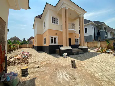 Well Removed 4 Bedroom Detached+2 Selfcontain BQ in a Secure Estate. — Gwarinpa, Abuja