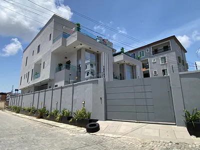Luxury 5 Bedroom Detached Duplex with 2 Kitchens, Cinema, Gym and More — Lekki, Lagos