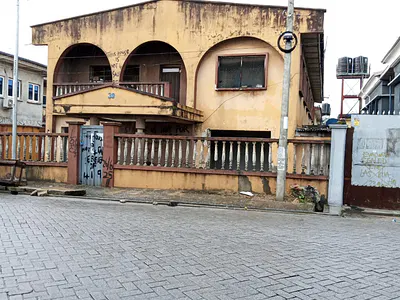 Block of 4 Flats with Mini Warehouse — Surulere, Lagos