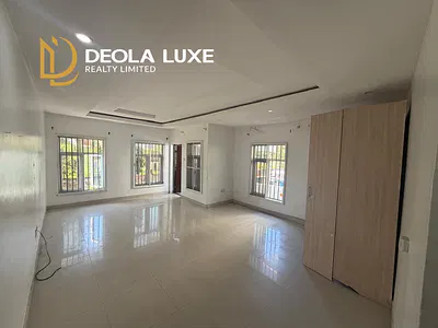 Clean & Spacious En-Suite Room in Shared-Kitchen Apartment — Lekki, Lagos