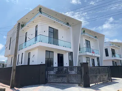 Luxurious 5 Bedroom Fully Detached Duplex with a BQ, Pool — Lekki, Lagos