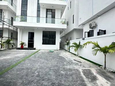 5 Bedroom Detached Duplex with Swimming Pool — Lekki, Lagos