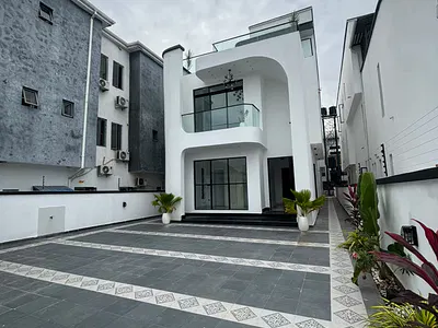 Lovely 5 Bedroom Duplex with a Pool, BQ, Cinema — Lekki, Lagos