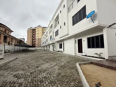 Spacious 4 Bedroom Terrace Duplex with a BQ — Ikoyi, Lagos