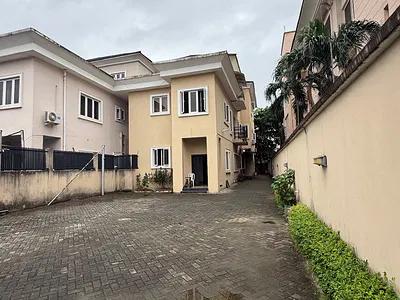 Spacious 4 Bedroom Penthouse — Ikoyi, Lagos