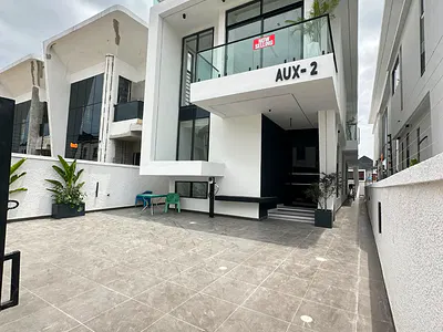 5 Bedroom Detached Duplex with Swimming Pool — Lekki, Lagos