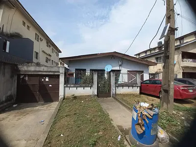 5 Bedrooms Detached Bungalow — Off University Road, Onike, Yaba, Lagos