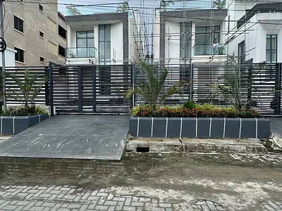 *phenomenal 5 Bedroom Detached Duplex with BQ, Swimming Pool, Gym & — Lekki, Lagos