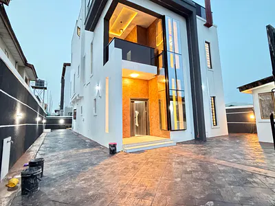 Luxury 5 Bedrooms Fully Detached - Duplex House + BQ & Swimming Pool — Magodo, Lagos