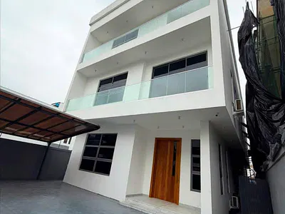 Luxurious 5 Bedroom Detached Duplex with Pool 2 BQS — Ikoyi, Lagos