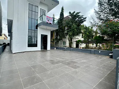 6 Bedroom Detached Duplex with Swimming Pool — Lekki, Lagos