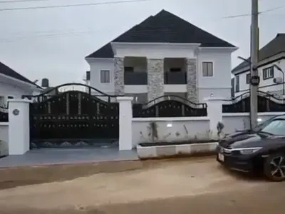 Luxury 5 Bedrooms Duplex+ 2 Rooms BQ. — Lokogoma District, Abuja