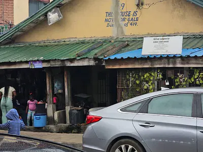 2 Bedrooms Flat / Apartment — Off Agbebi Road, Ijesha, Surulere, Lagos