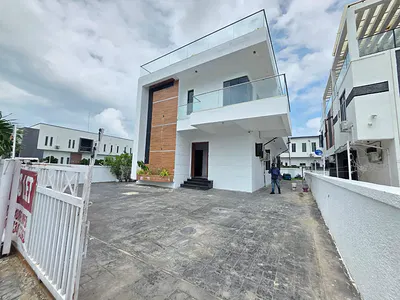 4 Bedroom Detached House with Swimming Pool — Lekki, Lagos
