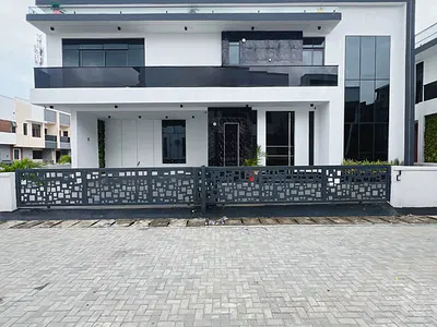 5 Bedroom Fully Detached House with Spacious Living Room — Lekki, Lagos