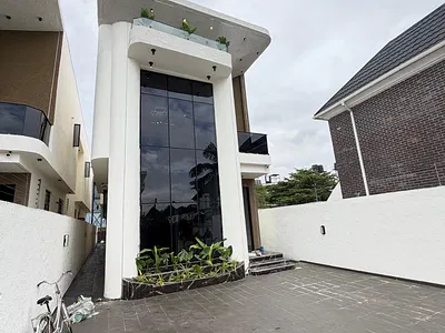 Nicely Built 5 Bedroom Detached Duplex with Pool, BQ — Lekki, Lagos