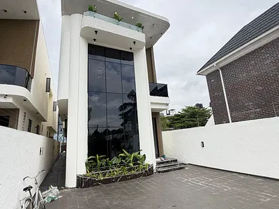 Luxury 5 Bedroom Fully Detached Duplex with a BQ, Swimming Pool — Lekki, Lagos