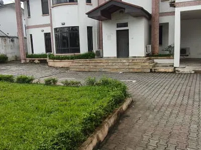 6 Bedroom Detached House with Guest House — Ikoyi, Lagos