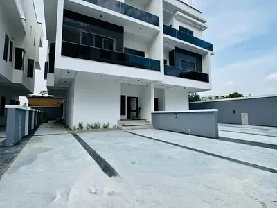 5 Bedroom House with BQ and Swimming Pool — Ikeja, Lagos
