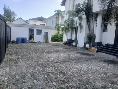 10 Rooms Fully Detached House. — Lekki Phase 1, Lekki, Lagos