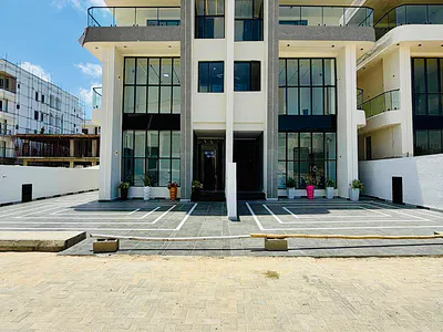 Distress Deal! Luxury 5 Bedr Oom Detached Duplex with Cinema & Pool — Lekki, Lagos