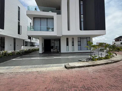 Spacious 5 Bedroom Fully Detached House — Lekki, Lagos