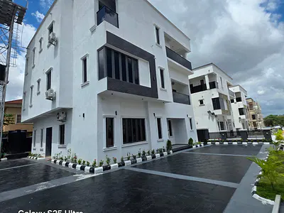 8 Bedroom Detached Duplex — Airport Road, Lugbe District, Abuja