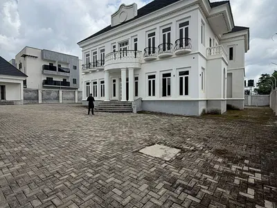 Elegantly Built 6 Beds Detached Duplex with 2 BQS & Swimming Pool — Guzape District, Abuja