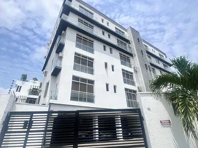 Distress 3 Bedroom Apartment with BQ, Swimming Pool, Gym, Lift, Etc — Ikoyi, Lagos
