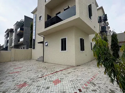 Brand New & Spacious 1 Bedroom Apartment, Guest Toilet, Tarred Road — Guzape District, Abuja