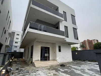 Spacious, 6 Bedroom Fully Detached Duplex — Ikoyi, Lagos
