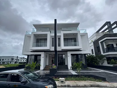 Very Lovely and Spacious 5 Bedroom Semi-Detached Duplex, Pool, Gym, BQ — Lekki, Lagos
