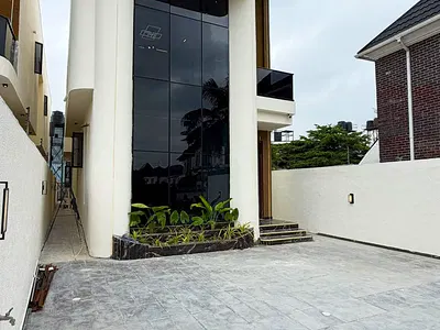 Newly Built 5 Bedroom Luxury Home with Private Pool — Chevron Toll Gate, Lekki, Lagos