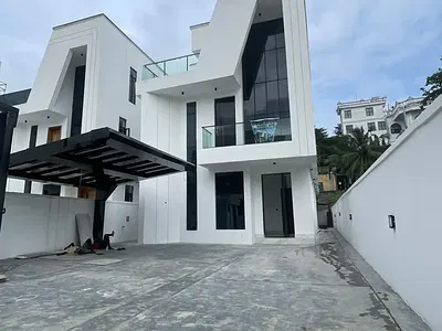 Superb Finished Contemporary 5 Bedroom Detached Duplex with BQ & Pool — Chevron, Lekki, Lagos