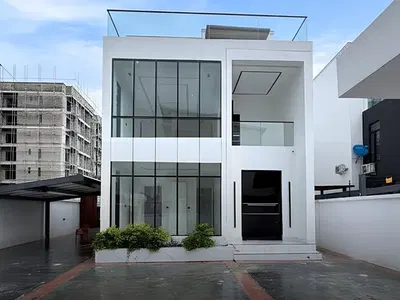 An Impeccabley Modern Designed 5 Bedroom Detached House with Pool — Lekki, Lagos