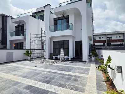 5 Bedroom House with Swimming Pool — Lekki, Lagos