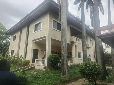 Fully Furnished and Serviced 5 Bedrooms Duplex with Guest Chalet. — Wuse 2, Abuja