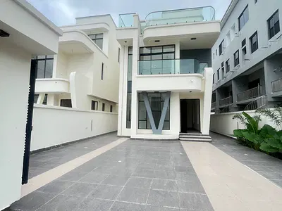 5 Bedroom Detached House with BQ and Swimming Pool — Lekki Phase 1, Lekki, Lagos