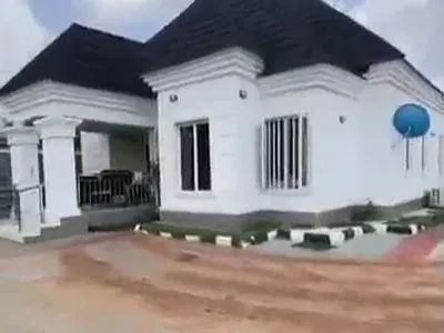 4 Bedroom and 1 Bedroom Flat on a 100FT by 100FT Land — Osula Street, Okhoromi Community Off Airport Road GRA, Benin, Oredo, Edo