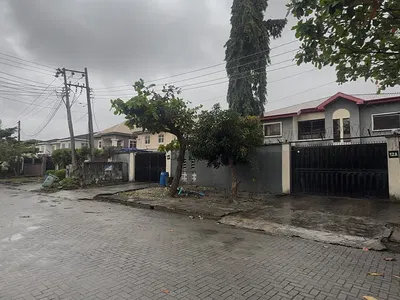 Prime Land with Structure Measuring Approximately 930SQM — Lekki, Lagos