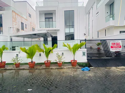 5 Bedroom House with BQ and Swimming Pool — Lekki, Lagos