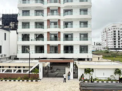 Excellent 2 Bedroom Apartment with Swimming Pool and Gym — Lekki, Lagos