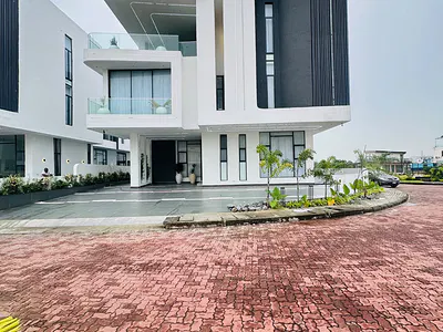 *phenomenal 6 Bedroom Detached Duplex with BQ and Swimming Pool* — Lekki, Lagos