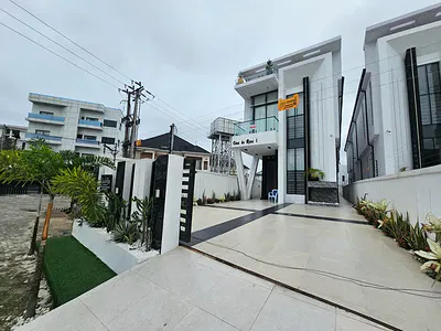 Luxury 5 Bedroom Detached Duplex with Swimming Pool — Lekki, Lagos