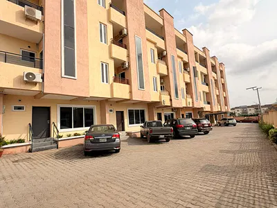 Luxury 1 Bedroom Spacious Apartment, Up Floor, Serene Neighborhood — Secured Environment, Gaduwa, Abuja